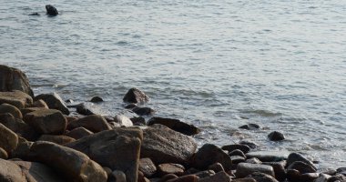 Kum sahili su dalgası kaya ve taş açık havada