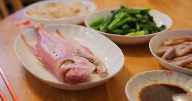 Hong Kong tarzı ev yemekleri, aile yemeği konsepti, haşlanmış balık, kızarmış sebze ve et.