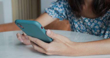 Evde akıllı telefon kullanan kadınlar.