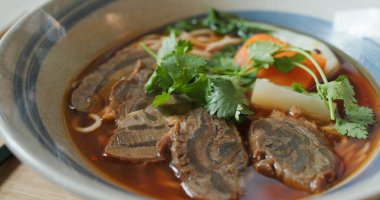 Tayvan usulü etli erişte kasesi. 