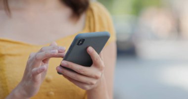 Şehirde kadın cep telefonu kullanımı