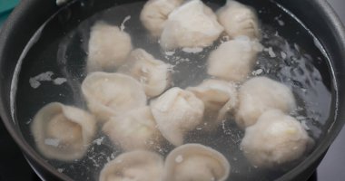 Mutfakta etli börek pişirmek.