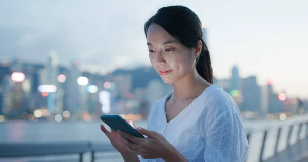 Mulher Asiática Uso Telefone Celular Cidade Noite — Fotografia de Stock
