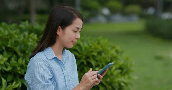 Frau Kontrolliert Handy Freien — Stockfoto