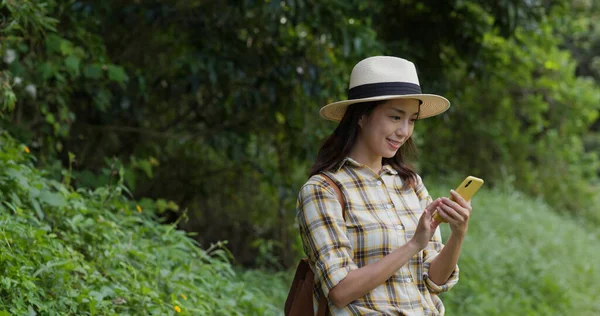 Frau Nutzt Handy Als Standortbestimmung Beim Wandern — Stockfoto