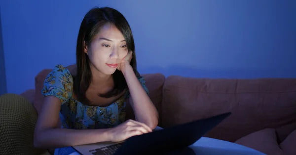 Vrouw Werk Laptop Computer Nachts Huis — Stockfoto
