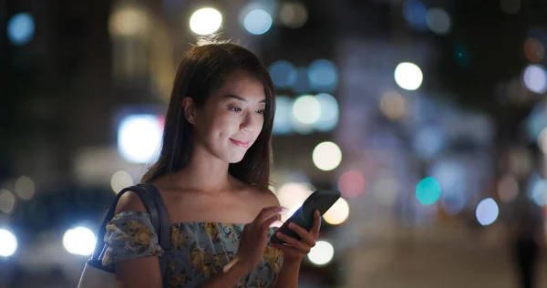 Femme Utilisation Téléphone Intelligent Dans Ville Nuit — Photo