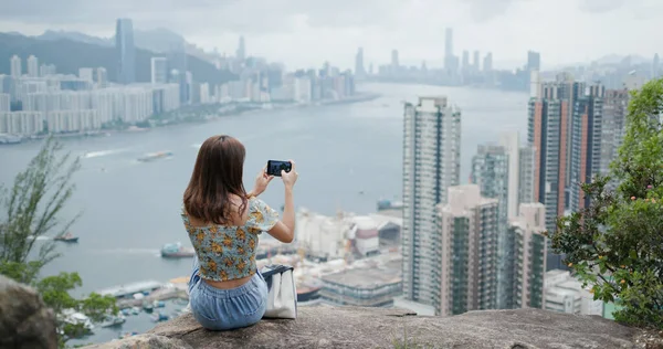 Vrouw Zitten Rots Het Gebruik Van Smart Phone Stad — Stockfoto