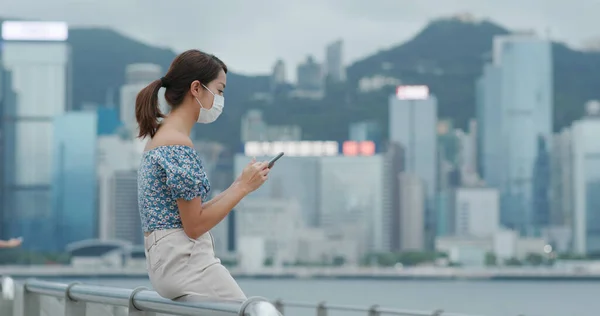 Mujer Usar Mascarilla Uso Teléfono Móvil Hong Kong — Foto de Stock