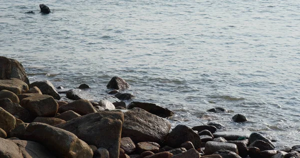 屋外で岩や石の砂のビーチの水波 — ストック写真