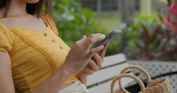 Женщина Использование Смартфона Открытом Воздухе — стоковое фото