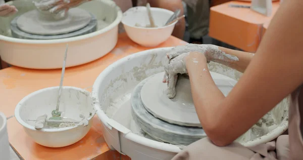 Trabajo Manual Sobre Rueda Cerámica Formando Una Olla Barro — Foto de Stock