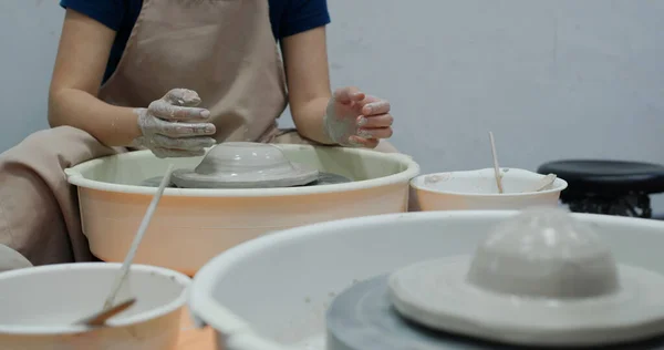 Lavorare Mano Sulla Ruota Della Ceramica Modellando Una Pentola Argilla — Foto Stock