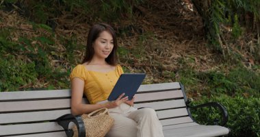 Parkta kadın tableti kullanımı