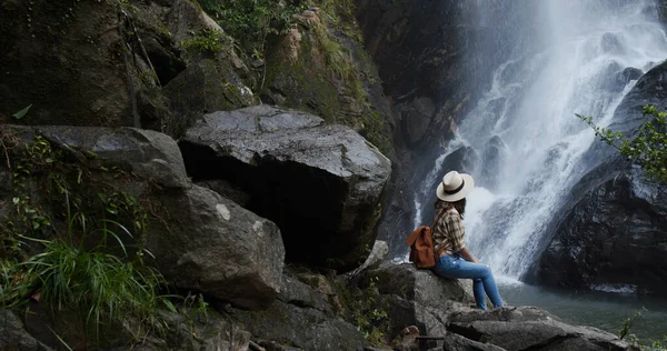 Frau Genießt Den Wasserfall Wald — Stockfoto