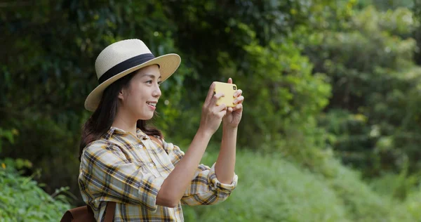 Frau Geht Wandern Und Fotografiert Mit Handy Berg — Stockfoto