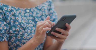 Açık havada kadın cep telefonu kullanımı