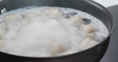 Mutfakta etli börek pişirmek.