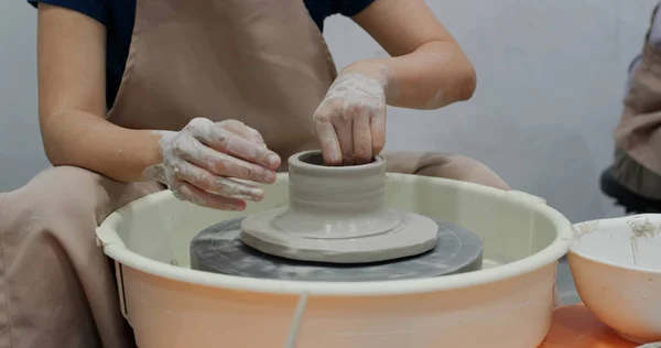 Trabalho Manual Roda Cerâmica Moldando Pote Barro — Fotografia de Stock