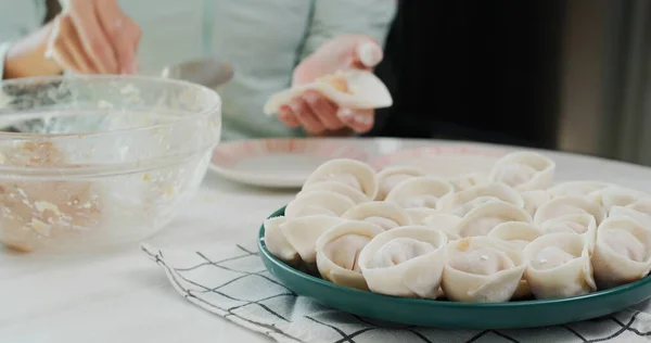 Hemlagad Kvinnlig Köttdumpling Hemma — Stockfoto