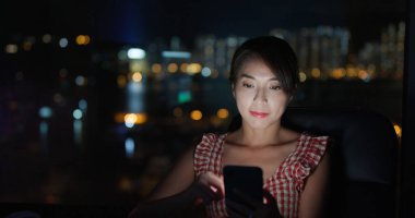 Evde kadın cep telefonu kullanımı