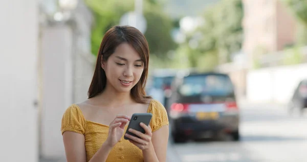 Mulher Uso Telefone Celular Para Chamar Táxi — Fotografia de Stock