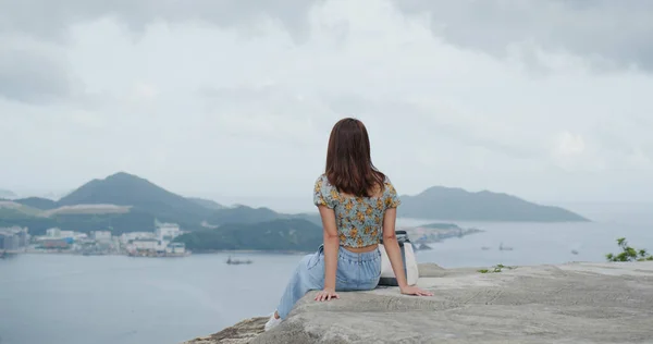 Woman Look City View Mountain — Stock Photo, Image