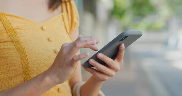 Frau Arbeitet Freien Handy — Stockfoto