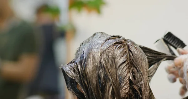 Mujer Teñirse Pelo Salón Belleza —  Fotos de Stock