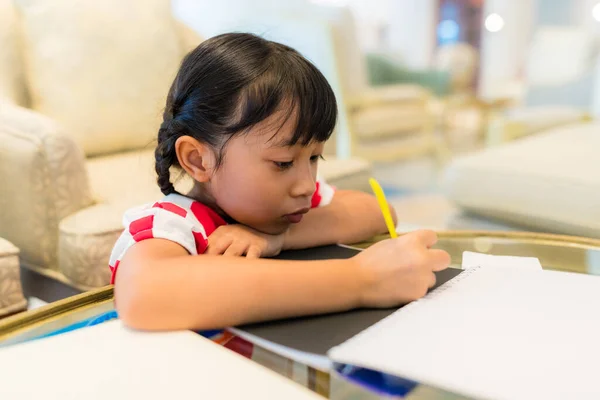 Menina Fazer Lição Casa Escrever Livro — Fotografia de Stock