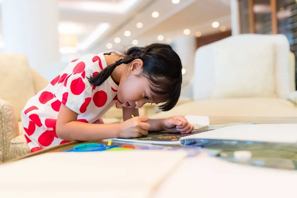 Ragazza Disegnare Sul Libro — Foto Stock