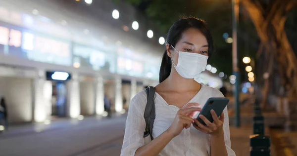 Vrouw Draagt Gezichtsmasker Het Gebruik Van Mobiele Telefoon Straat — Stockfoto