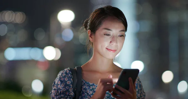 Vrouw Gebruik Van Mobiele Telefoon Stad Nachts — Stockfoto