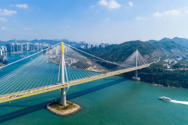 Tsing Yi, Hong Kong 24 Kasım 2020: İnsansız hava aracı Hong Kong üzerinde uçuyor