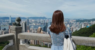 Kadın Hong Kong şehir simgesini ziyaret etti