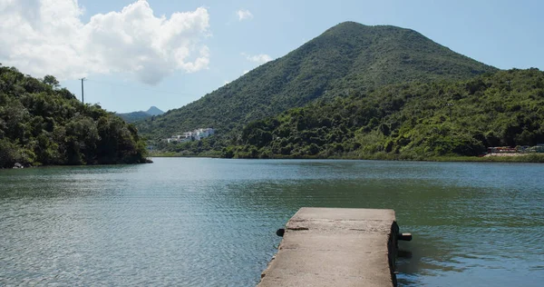 有码头的山和海 — 图库照片