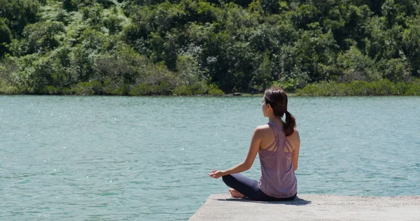 Kadınlar Yoga Yapar Denizin Kenarında Otururlar — Stok fotoğraf