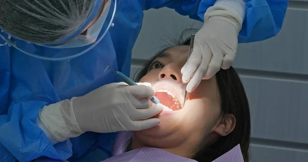 Woman Undergo Dental Scaling Treatment — Stock Photo, Image