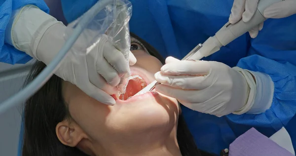Woman Undergo Dental Scaling Treatment — Stock Photo, Image