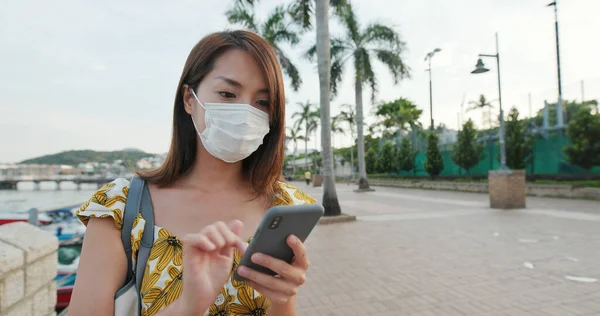 Žena Nosí Masku Obličeje Používání Mobilního Telefonu — Stock fotografie