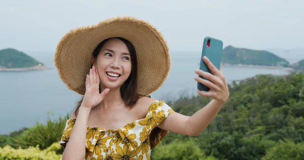 Podróże Kobieta Zrobić Selfie Komórkę Wsi — Zdjęcie stockowe
