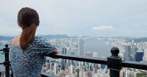 Turistka Dívá Město Hong Kongu — Stock fotografie