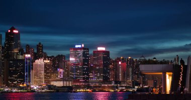 Victoria Limanı, Hong Kong 01 Temmuz 2020: Hong Kong şehir gecesi