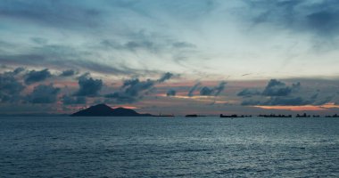 Gün batımında deniz ve gökyüzü