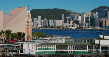 Tsim Sha Tsui, Hong Kong 23 Temmuz 2020: Hong Kong saat kulesi ve rıhtımı