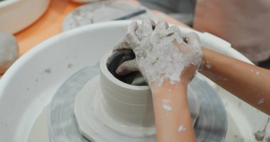 Çömlek çarkında el işi, kilden bir kap şekillendirme.
