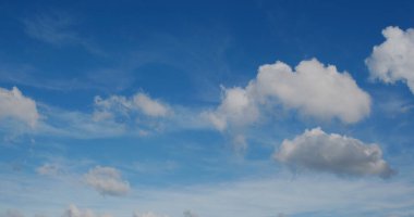 Güneşli bir günde beyaz bulut