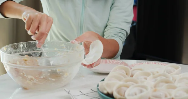 Kobieta Domowe Pierogi Mięsne Domu — Zdjęcie stockowe