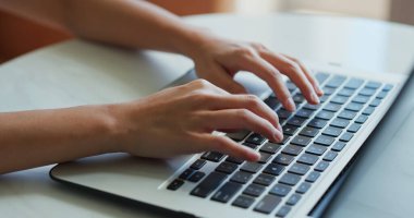 Dizüstü bilgisayarda kadın tipi