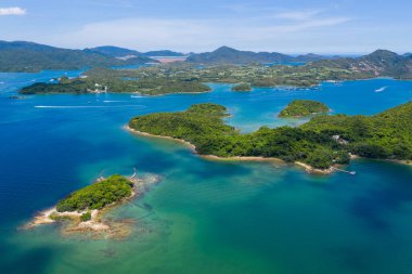 İnsansız hava aracı, Hong Kong 'lu Sai Kung' da güzel bir ada ve denizin üzerinde uçuyor.